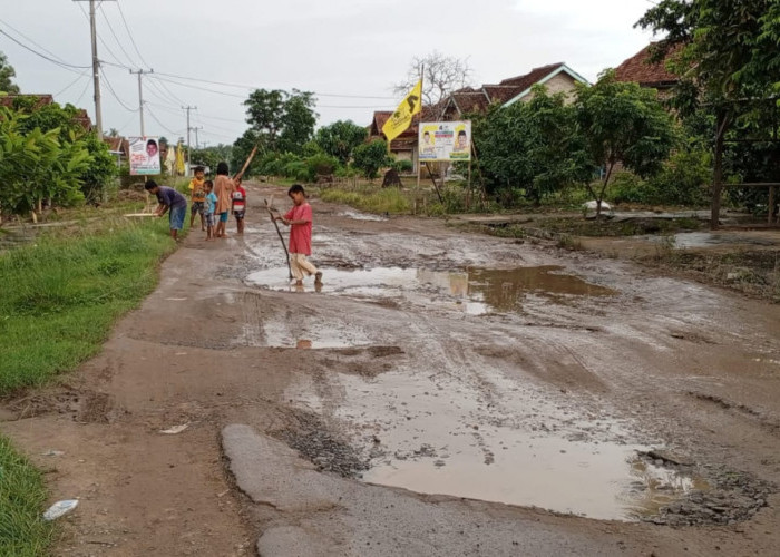 Miris, Kubangan Jalan Rusak di Lampung Selatan Jadi Tempat Anak-anak Bermain 