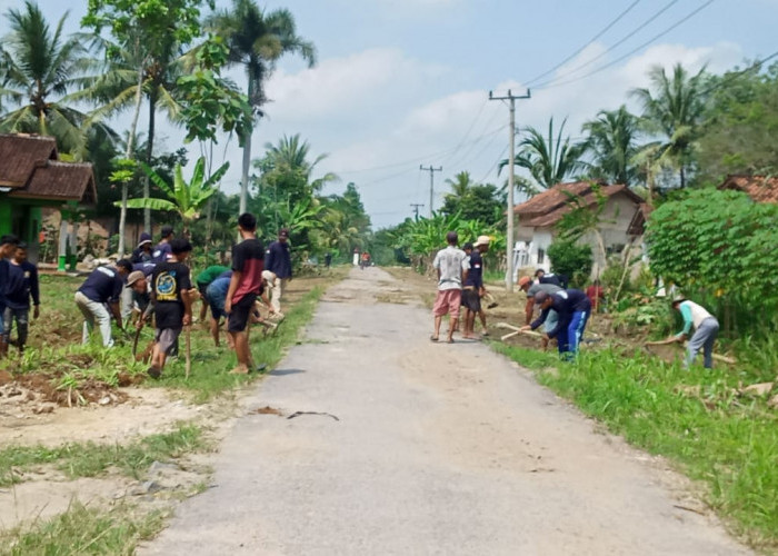 Gotong-royong jadi Rutinintas Karang Taruna Kasita