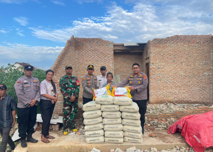 Kapolres Lampung Selatan Beri Bantuan kepada Janda Sebatang Kara Korban Angin Kencang di Jati Agung