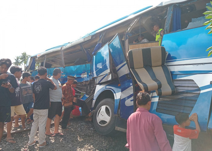 Bus Penumpang Bertabrakan dengan Kereta Api di Martapura OKU Timur, Tiga  Korban Dilaporkan Tewas