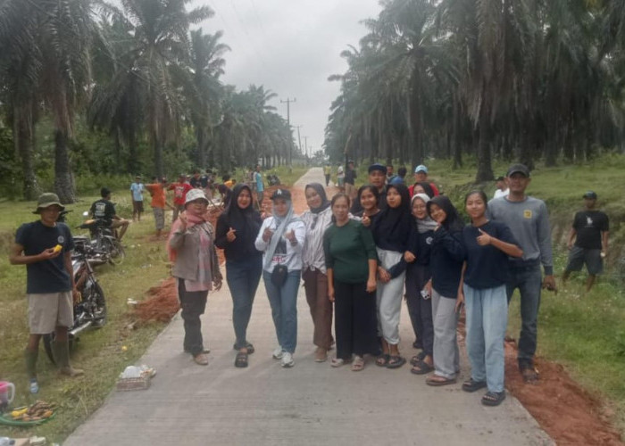 Terjun Bersama Masyarakat Ketua DPRD Lampung Selatan Gotong Royong Benahi Pasilitas Publik di Rejosari 