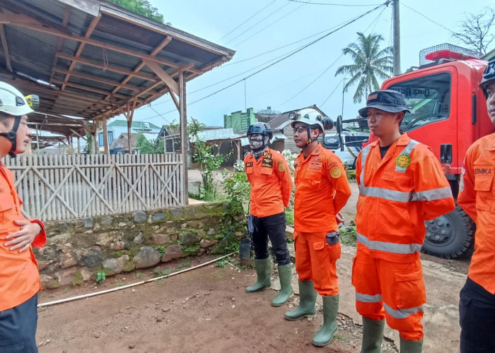 Satu Orang Tertimbun Tanah Longsor di Kecamatan Air Naningan Tanggamus, Tim SAR Gabungan Lakukan Pencarian 