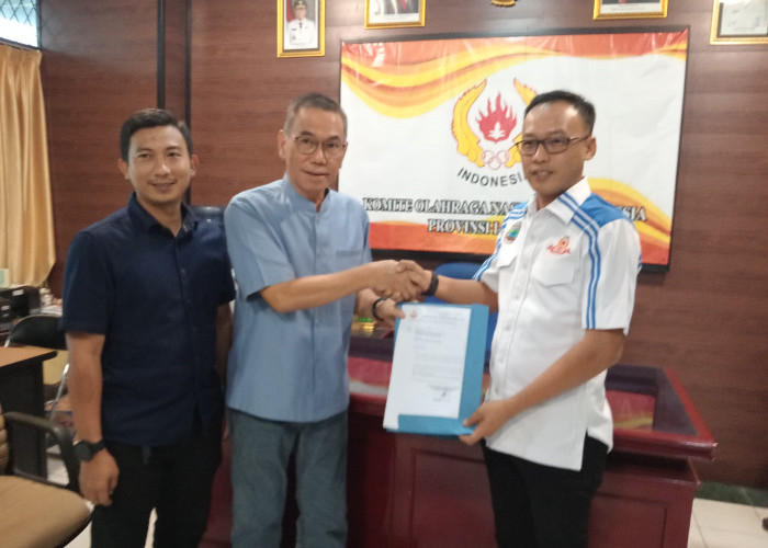 Final! Zulhaidir Serahkan Berkas Kepengurusan ke KONI Lampung