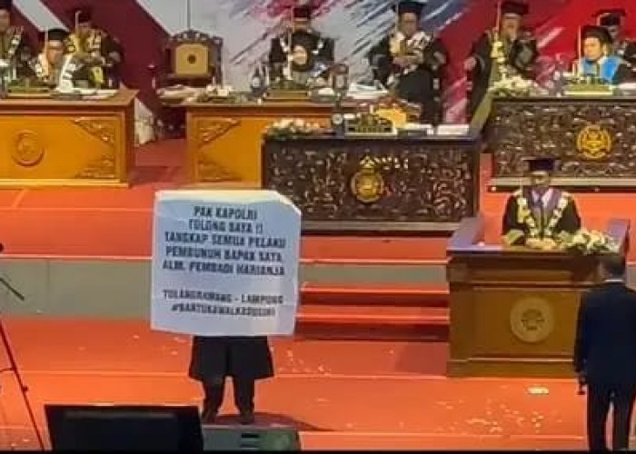 Minta Kapolri Usut Tuntas Kasus Pembunuhan Ayahnya, Mahasiswa Asal Lampung Bentangkan Sepanduk Saat Wisuda 