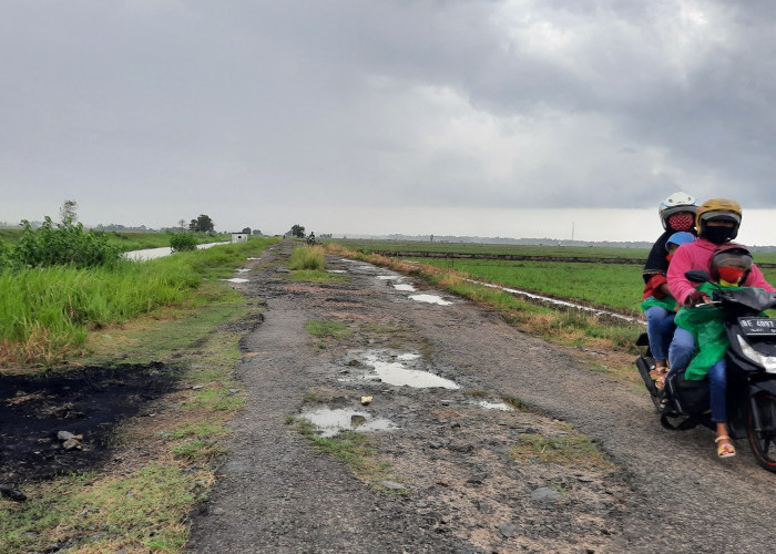 Untuk Kesekian Kalinya Warga Sragi Mengeluh Karena Jalan Rusak, Bertahun-tahun Menantikan Pembangunan