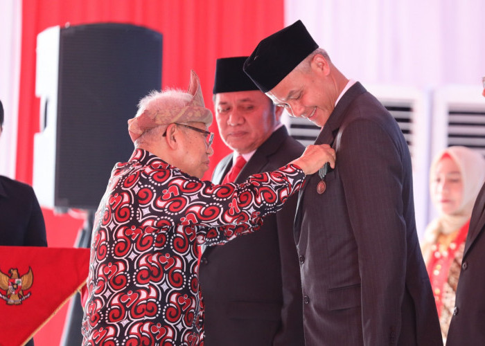 Gubernur Jateng Ganjar Pranowo Raih Tanda Kehormatan Tertinggi Satyalancana Wira Karya Tahun 2023
