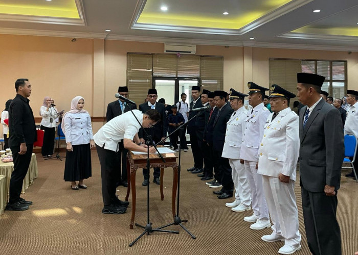 Lantik Delapan Pejabat, Bupati Egi: Kerja Dengan Hati dan Layani Masyarakat