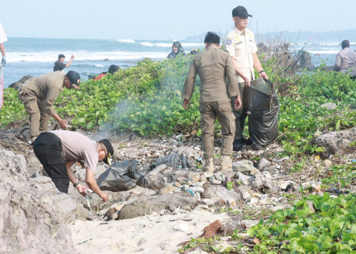 Jaga Kebersihan Pantai dari Sampah Plastik