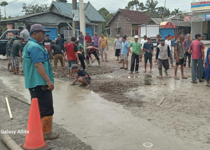 Pemdes Bersama Masyarakat Desa Kekiling Cor Jalinsum yang Berlubang