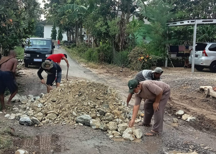 Jalan Rusak Milik Pemkab Dibenahi Warga 