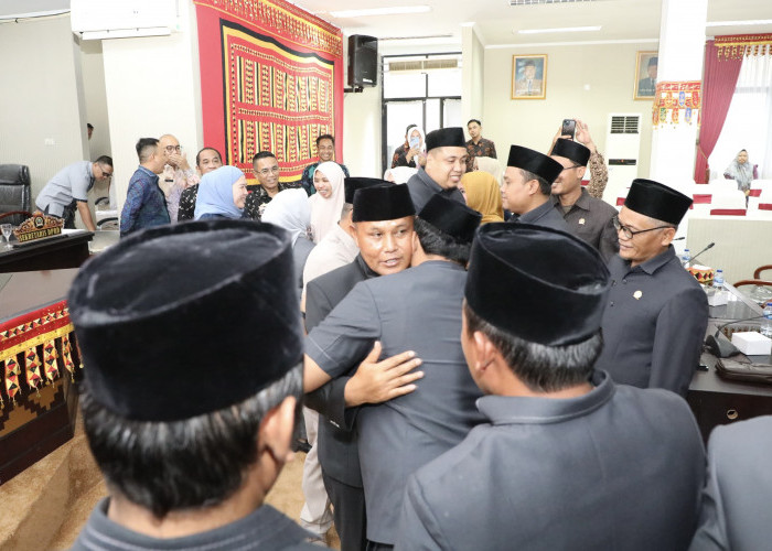 Momen Haru Menyambut Nanang Ketika Hadiri Rapat Paripurna DPRD Lampung Selatan