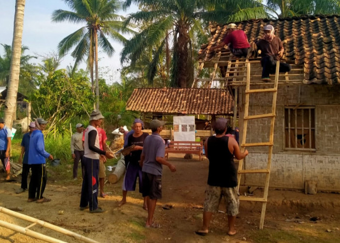Gelontorkan Dana Desa Rp20 Juta, Pemdes Rulung Mulya Bantu Warga Perbaiki Dua Rumah Tidak Layak Huni 