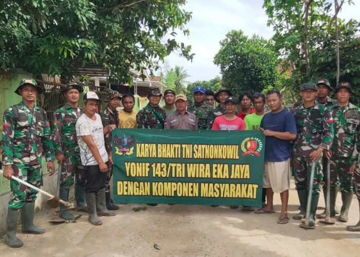 Prajurit TNI AD Batalion Infantri 143 / TWEJ Melaksanakan Karya Bakti Bersama Masyarakat di Desa Haduyang