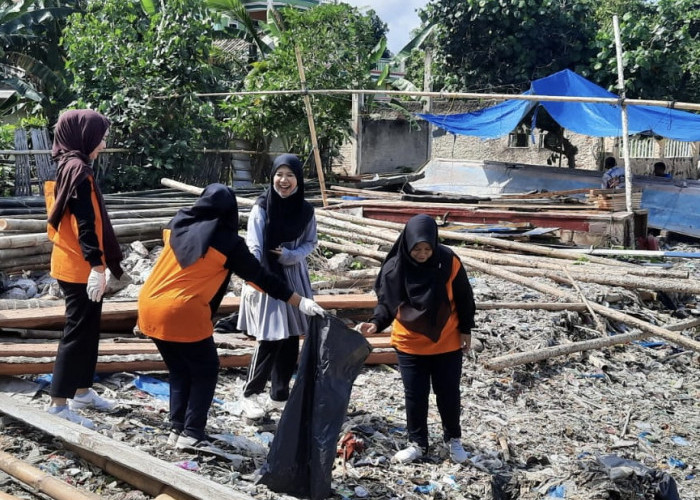 DLH Sikat Bersih Pantai Rangai di Hari Lingkungan Hidup Sedunia