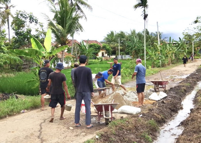 Semangat Gotong Royong, Warga RT 01 Simpur Permai Tambal Jalan Berlubang