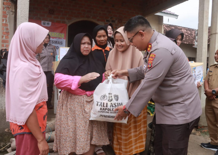 Polres Lampung Selatan dan Bhayangkari Salurkan Bansos Korban Banjir di Kecamatan Candipuro 