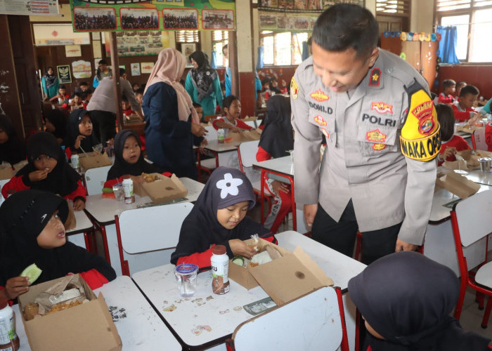 Polres Lampung Selatan Gelar Program Makan Bergizi Gratis di SDN 2 Way Lubuk