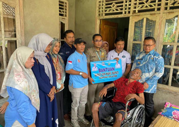 Bupati Egi Beri Bantuan Kursi Roda Kepada Dua Pasien Lumpuh di Desa Pematangpasir