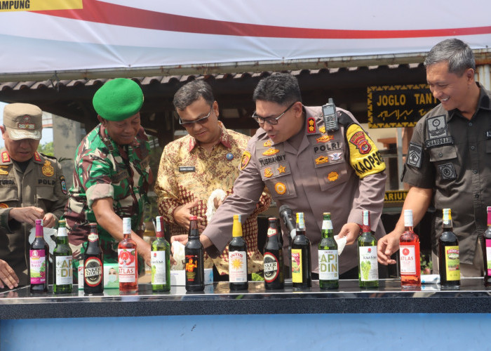 Jelang Malam Pergantian Tahun, Polres Lampung Musnahkan Ratusan Botol Minuman Keras 