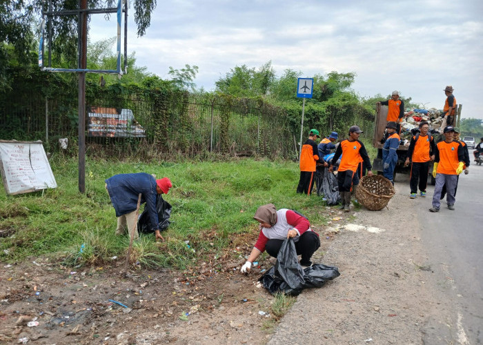 Bersama UPTD Pengelolaan Sampah Camat Bersihkan Tumpukan Sampah di Pinggir Jalinsum Natar 
