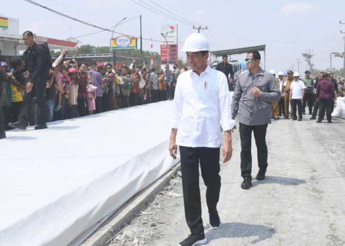 Tinjau Proyek Jalan di Lampung Tengah, Presiden Jokowi Berharap Desember Rampung Dikerjakan