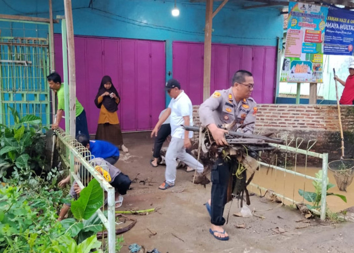 Jajaran Polsek Natar Bantu Warga Dusun X Desa Natar Yang Terdampak Banjir 