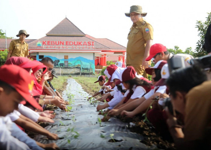 Bupati Kampanyekan Laku Menanam Sejak Dini