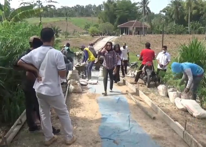 Pemdes Ruguk Bangun Jalan Cor Beton Program Ketahanan Pangan 250 Meter