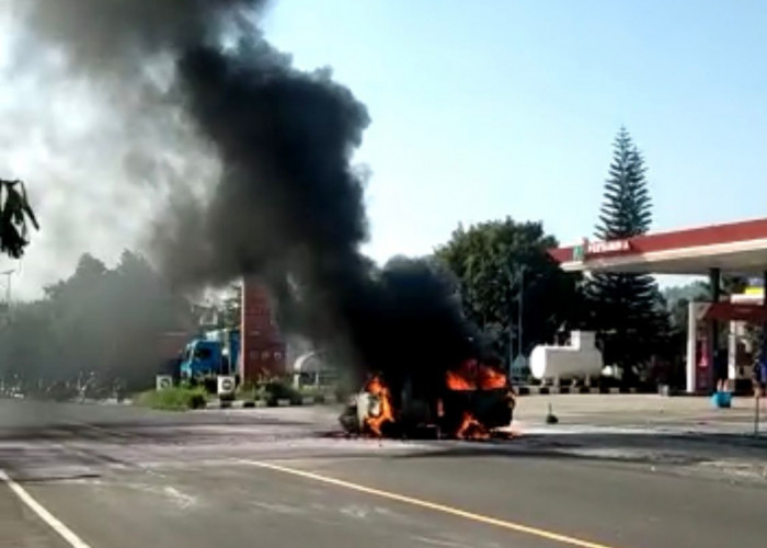 Angkot Terbakar di SPBU Desa Sukabaru