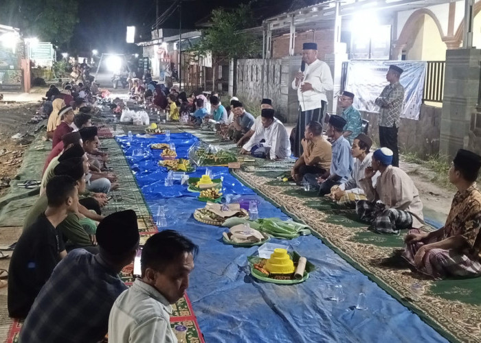 Masyarakat Dusun Tanjung Waras Merak Batin Gelar Sukuran Ditengah Jalan Yang Dibangun Bupati Lamsel 