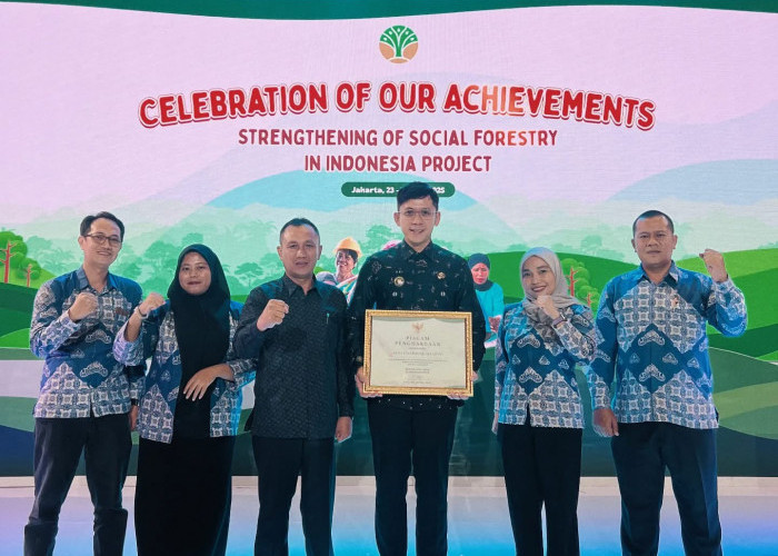 Bupati Egi Terima Penghargaan Celebration Of Our Achievement