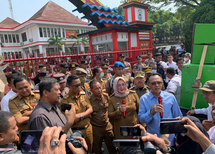 Tegas! Ratusan Guri Honorer Tidak Akan Berhenti Meski Sampai Sore Hari