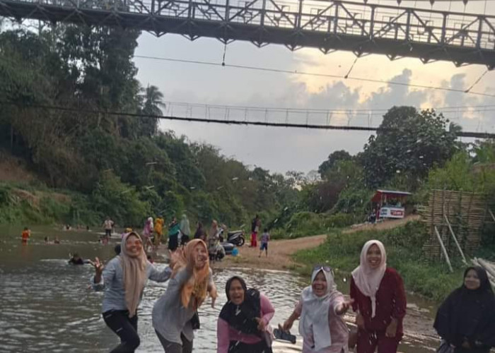 Usai Dibangun, Jembatan Gantung di Dusun Jelujur Desa Rulung Mulya Natar Jadi Objek Wisata Pilihan Masyarakat 