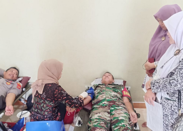 Anggota TNI Beri Contoh Donor Darah Bantu Sesama