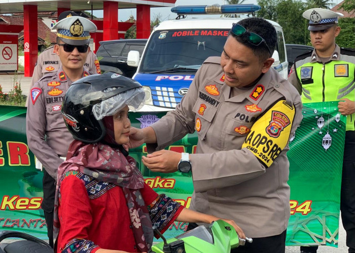 Momentum Ramadan, Sat Lantas Polres Lamsel Bagi-bagi Takjil dan Helm Dalam Rangka Kampanye Ops Krakatau