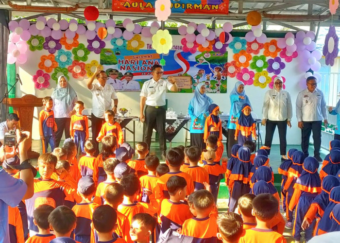 Peringati Hari Anak Nasional, Bupati Egi Hibur Sekaligus Senam Bareng Anak-anak TK