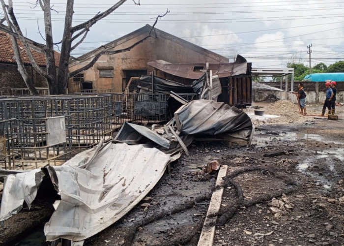 Kebakaran Hebat Terjadi di Gudang Penimbunan BBM di Desa Candimas, Mobil Damkar Nyaris Ikut Ludes 
