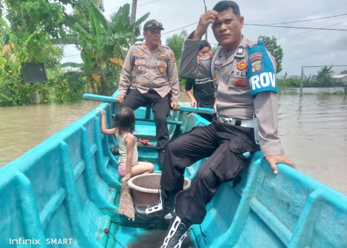 Kapolsek Sragi Pantau Banjir di Dusun Umbul Besar, Debit Air Mencapai 75 cm