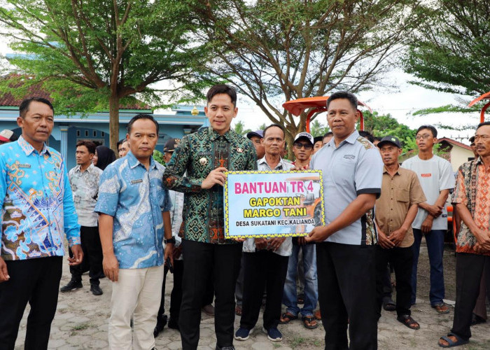 Serahkan Bantuan Alsintan ke Gapoktan Kalianda dan Palas, Bupati Egi: Petani Pahlawan Pangan