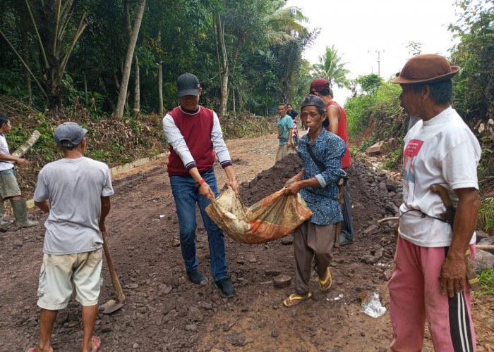 Gotong Royong, Warga Terima Bantuan Sabes dari Bupati Lamsel