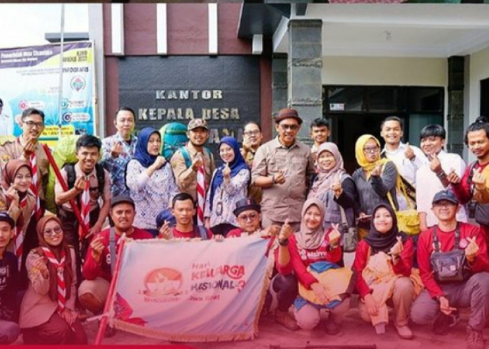 12 Anak Muda Kibarkan Bendera Hari Keluarga Nasional di Gunung Ceremai