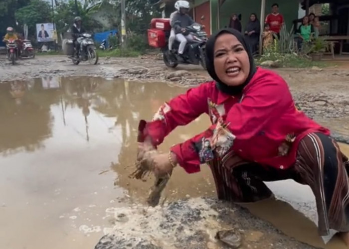 Tiktoker Lampung Cuci Pakaian di Tengah Jalan Rusak kecamatan Natar 