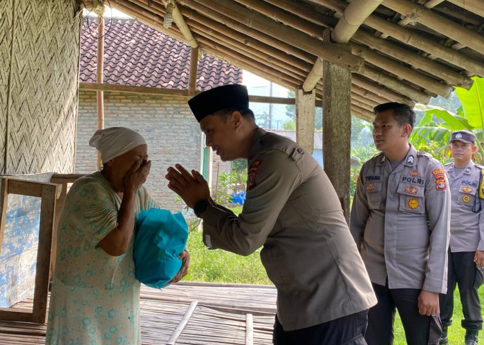 Polsek Penengahan Bagi Takjil Gratis Untuk Masyarakat 