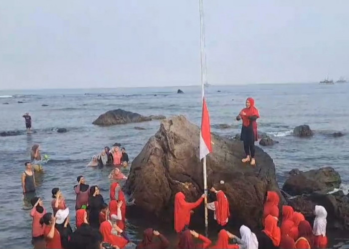 Keren, Pokdarwis Way Panas Kalianda Bawah Gelar Upacara Bendera di Laut