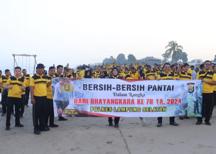 Peringati Hari Bhayangkara Ke-78, Polres Lampung Selatan Gelar Aksi Bersih-bersih Pantai