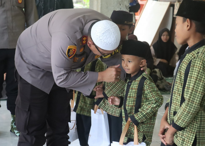 Polres Lampung Selatan dan Bhayangkari Bagikan Takjil Gratis untuk Santri di Bulan Ramadan