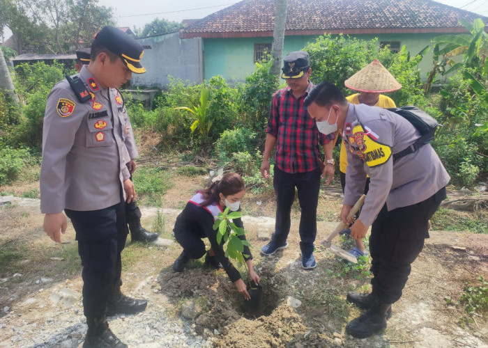 Dukung Penghijauan, Jajaran Polsek Natar Bersama Putri Remaja Indonesia Lingkungan Tanam Pohon di 3 Desa