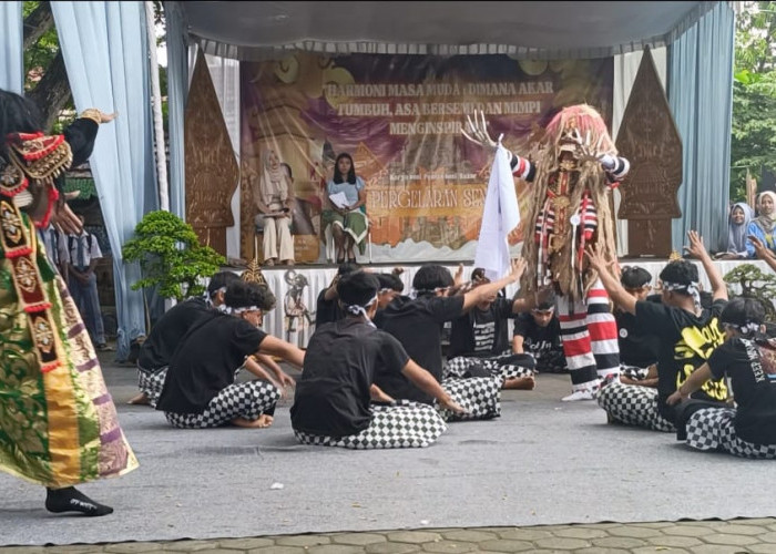 Pergelaran Seni Kelas XII SMA Negeri 1 Ketapang Berlangsung Spektakuler