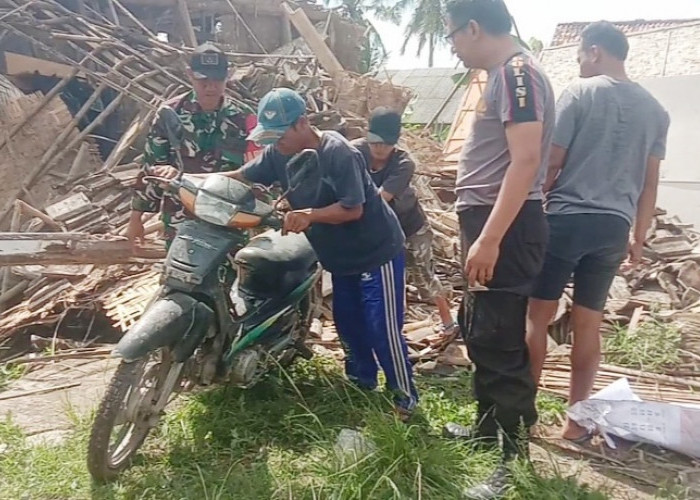 Rumah Roboh, Satu Keluarga Selamat