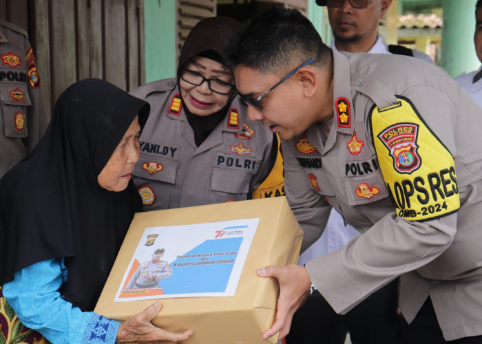 Kapolres Lampung Selatan Salurkan Bantuan Untuk Korban Terdampak Puting Beliung di Merbau Mataram 